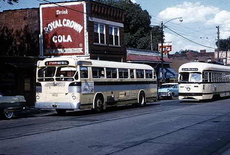 1946 Twin Coach 44-D (Kansas City Public Service 901-930 series).